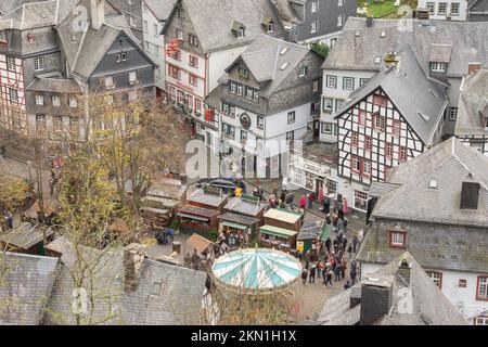 Monschau November 2022: The Monschau Christmas market traditionally opens on the first to fourth weekends in Advent, from November 25 to December 18, Stock Photo