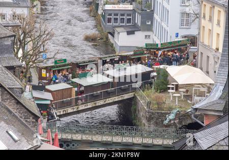 Monschau November 2022: The Monschau Christmas market traditionally opens on the first to fourth weekends in Advent, from November 25 to December 18, Stock Photo