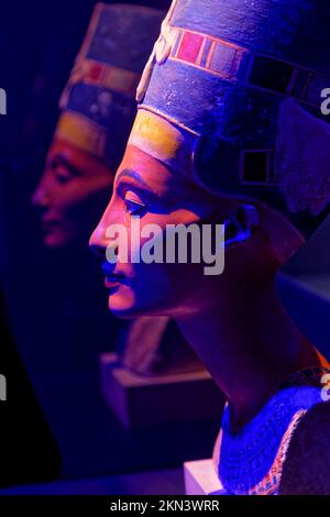 LYON, FRANCE, November 25, 2022 : World-famous bust of the Egyptian Queen Nofretete, presented in the exhibition 'Tutankhamun, Discovering the Forgott Stock Photo