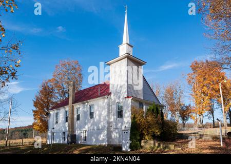 Scio, Ohio, USA-Oct. 24, 2022: Scenic Pleasant Valley Church in eastern Ohio on a beautiful autumn day. Stock Photo