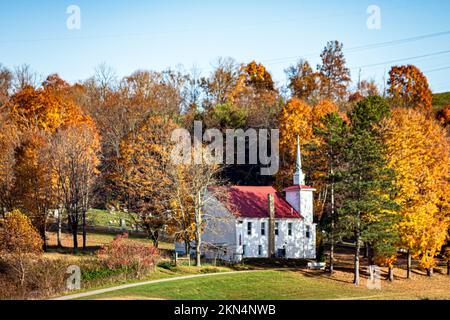 Scio, Ohio, USA-Oct. 24, 2022: Scenic Pleasant Valley United Methodist Church surrounded by colorful fall foliage in eastern Ohio on a beautiful autum Stock Photo