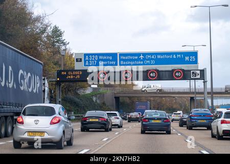 Chertsey, Surrey, UK. 26th November, 2022. Congestion on the M25
