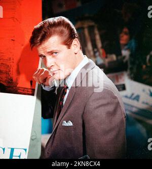 ROGER MOORE in THE SAINT (1962), directed by ROY WARD BAKER and LESLIE NORMAN. Credit: ITC/BARMORE/NEW WORLD PROD. / Album Stock Photo