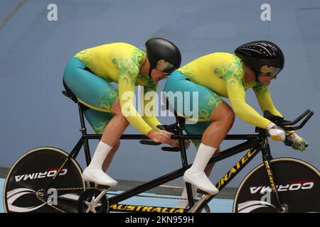 Jessica GALLAGHER of Australia along with her pilot Caitlin Ward winning gold in the women's Tandem B - 1000m time trial cycling at the 2022 Commonwealth games in the Velodrome, Queen Elizabeth Olympic Park, London. Stock Photo