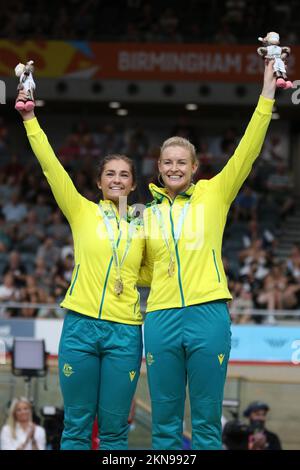 Jessica GALLAGHER of Australia along with her pilot Caitlin Ward winning gold in the women's Tandem B - 1000m time trial cycling at the 2022 Commonwealth games in the Velodrome, Queen Elizabeth Olympic Park, London. Stock Photo