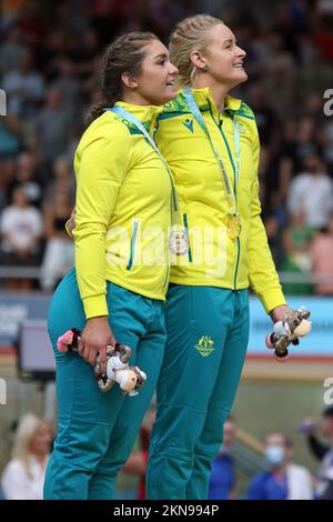 Jessica GALLAGHER of Australia along with her pilot Caitlin Ward winning gold in the women's Tandem B - 1000m time trial cycling at the 2022 Commonwealth games in the Velodrome, Queen Elizabeth Olympic Park, London. Stock Photo