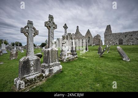 Clonmacnoise Abbey, cathedal and celtic and christian cemetery at Shannon River, County Offaly in Middle ofRepublik of Ireland Stock Photo