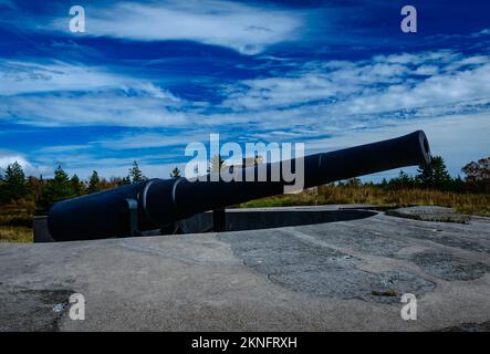 10-inch 32-ton Mk. I Breechloading Gun (Serial No. 5), at Fort McNab National Historic Site McNabs Island, Nova Scotia, Canada Stock Photo