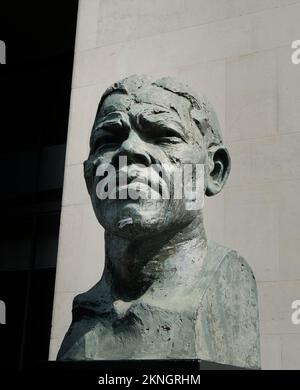 Bronze Bust Sculpture Statue Of The Head Of Nelson Mandela By Ivan Walters On The Southbank, London UK Stock Photo