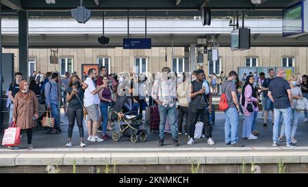 Bahnsteig, Menschen, Wartende, Hauptbahnhof, Essen, Nordrhein-Westfalen, Deutschland Stock Photo