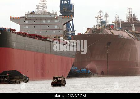 A traditional vessel and a newly constructed ships, Huangpu river, Shanghai, China Stock Photo