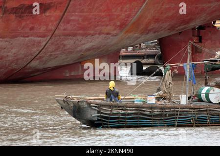 A traditional vessel and a newly constructed ships, Huangpu river, Shanghai, China Stock Photo