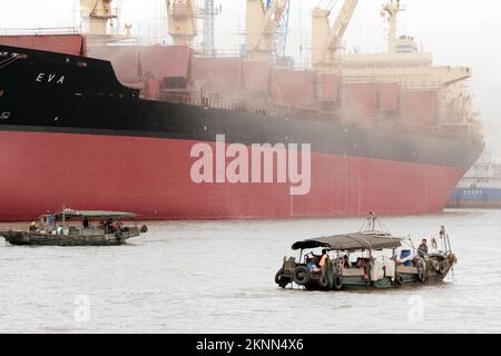 A traditional vessel and a newly constructed ships, Huangpu river, Shanghai, China Stock Photo