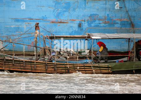 A traditional vessel and a newly constructed ships, Huangpu river, Shanghai, China Stock Photo