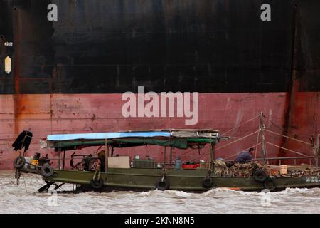 A traditional vessel and a newly constructed ships, Huangpu river, Shanghai, China Stock Photo