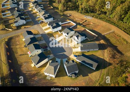 Aerial view of cul-de-sac at neighborhood street dead end with tightly packed homes in South Carolina living aeria. Family houses as example of real Stock Photo