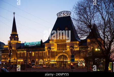 Night view of the building of Yaroslavl railway station. Russia. Large letters on the facade - the inscription Yaroslavsky Station Stock Photo