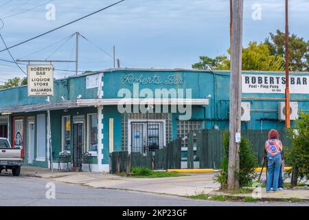 NEW ORLEANS, LA, USA - NOVEMBER 21, 2022: Roberts' Bar and Liquor Store on Calhoun Street Stock Photo