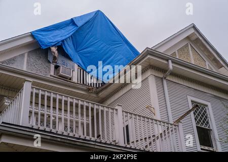 NEW ORLEANS, LA, USA - NOVEMBER 21, 2022: Roof protected with a blue tarp following a house fire Stock Photo