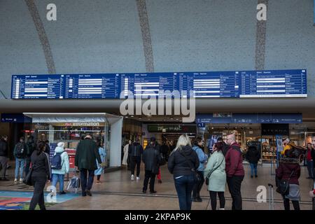 new 17 meter long LED display board in the entrance hall at the main station in Cologne, Germany. neue 17 Meter lange LED Anzeigentafel in der Eingang Stock Photo