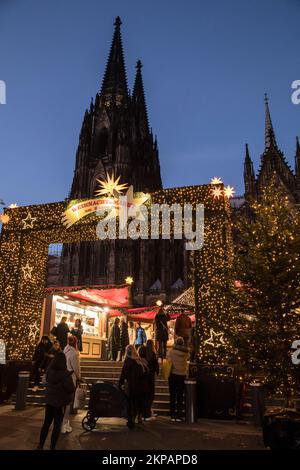 the Christmas market at Roncalliplatz in front of the cathedral, Cologne, Germany. der Weihnachtsmarkt auf dem Roncalliplatz am Dom, Koeln, Deutschlan Stock Photo