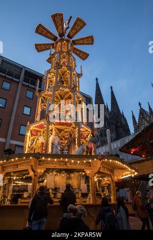 big christmas pyramid on the christmas market at the cathedral, Cologne, Germany. grosse Weihnachtspyramide auf dem Weihnachtsmarkt am Dom, Koeln, Deu Stock Photo