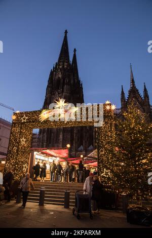 the Christmas market at Roncalliplatz in front of the cathedral, Cologne, Germany. der Weihnachtsmarkt auf dem Roncalliplatz am Dom, Koeln, Deutschlan Stock Photo