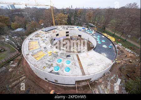 Dresden, Germany. 28th Nov, 2022. A construction crane stands on the building site behind the nearly nine-meter-high shell of the new orangutan house for the topping-out ceremony. The new building is the largest construction project in the more than 160-year history of the zoo. Credit: Sebastian Kahnert/dpa/Ģ����ý Live News Stock Photo