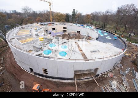 Dresden, Germany. 28th Nov, 2022. A construction crane stands on the building site behind the nearly nine-meter-high shell of the new orangutan house for the topping-out ceremony. The new building is the largest construction project in the more than 160-year history of the zoo. Credit: Sebastian Kahnert/dpa/Ģ����ý Live News Stock Photo