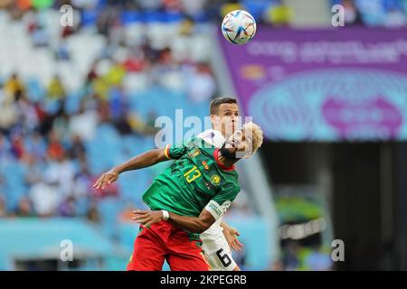 Eric Maxim Choupo-Moting do Camarões disputa o lance com Nemanja Maksimovic da Sérvia during the FIFA World Cup Qatar 2022 match, Group G, between Cameroon and Serbia played at Al Janoub Stadium on Nov 28, 2022 in Al Wakrah, Qatar. (Photo by Bagu Blanco / PRESSIN) Stock Photo