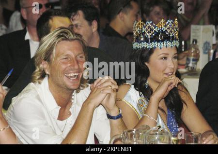 Judges footballer Robbie Savage with the reigning Miss World (Miss Iceland) Unnur Birna Vilhjalmsdottir at Miss Wales 2006 contest at the Coal Exchange in Cardiff, June 9 2006. Photograph: ROB WATKINS Stock Photo