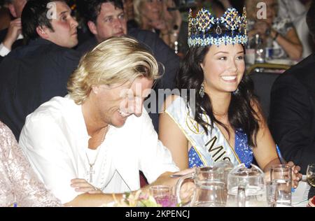 Judges footballer Robbie Savage with the reigning Miss World (Miss Iceland) Unnur Birna Vilhjalmsdottir at Miss Wales 2006 contest at the Coal Exchange in Cardiff, June 9 2006. Photograph: ROB WATKINS Stock Photo