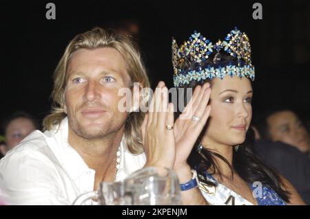 Judges footballer Robbie Savage with the reigning Miss World (Miss Iceland) Unnur Birna Vilhjalmsdottir at Miss Wales 2006 contest at the Coal Exchange in Cardiff, June 9 2006. Photograph: ROB WATKINS Stock Photo