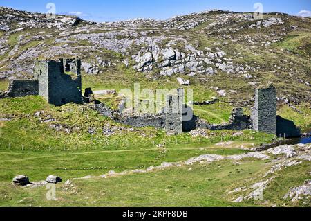 13th Century Dunlough Castle set atop cliffs on Three Castle Head, Mizen Peninsula, County Cork, Ireland Stock Photo