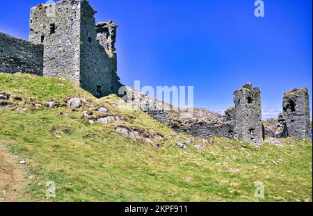 13th Century Dunlough Castle set atop cliffs on Three Castle Head, Mizen Peninsula, County Cork, Ireland Stock Photo