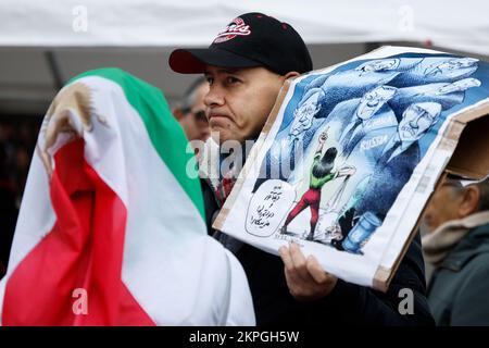 THE HAGUE - Iranians demonstrate against the regime of the ayatollahs in Iran in front of the House of Representatives. The activists have announced a three-day protest. ANP BAS CZERWINSKI netherlands out - belgium out Stock Photo