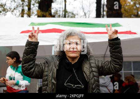 THE HAGUE - Iranians demonstrate against the regime of the ayatollahs in Iran in front of the House of Representatives. The activists have announced a three-day protest. ANP BAS CZERWINSKI netherlands out - belgium out Stock Photo