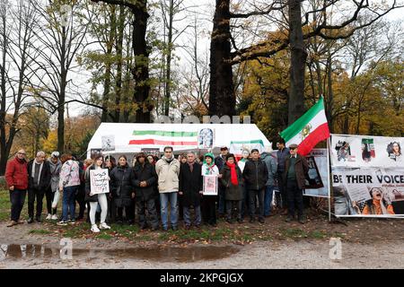 THE HAGUE - Iranians demonstrate against the regime of the ayatollahs in Iran in front of the House of Representatives. The activists have announced a three-day protest. ANP BAS CZERWINSKI netherlands out - belgium out Stock Photo