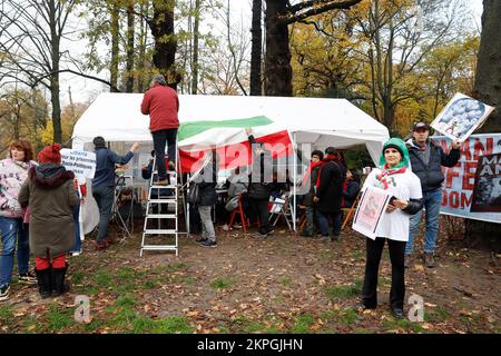 THE HAGUE - Iranians demonstrate against the regime of the ayatollahs in Iran in front of the House of Representatives. The activists have announced a three-day protest. ANP BAS CZERWINSKI netherlands out - belgium out Stock Photo