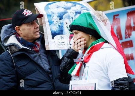 THE HAGUE - Iranians demonstrate against the regime of the ayatollahs in Iran in front of the House of Representatives. The activists have announced a three-day protest. ANP BAS CZERWINSKI netherlands out - belgium out Stock Photo