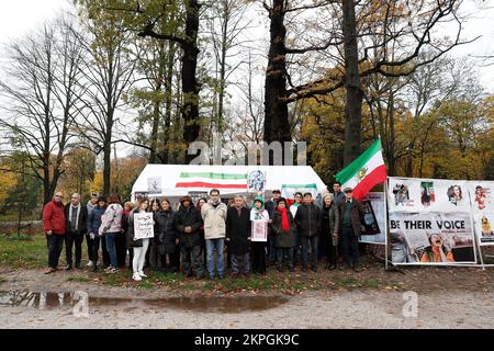 THE HAGUE - Iranians demonstrate against the regime of the ayatollahs in Iran in front of the House of Representatives. The activists have announced a three-day protest. ANP BAS CZERWINSKI netherlands out - belgium out Stock Photo