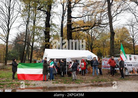 THE HAGUE - Iranians demonstrate against the regime of the ayatollahs in Iran in front of the House of Representatives. The activists have announced a three-day protest. ANP BAS CZERWINSKI netherlands out - belgium out Stock Photo