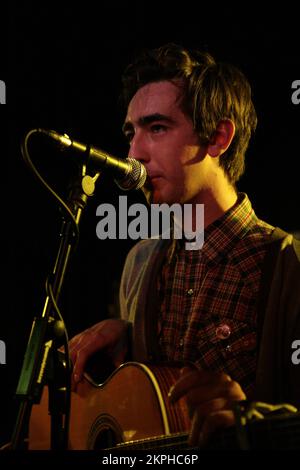 THE SLOW CLUB, EARLY GIG, 2007: Singer and guitarist Charles Watson from the Sheffield alternative pop duo The Slow Club at Clwb Ifor Bach in Cardiff, Wales, UK during the Swn Festival on November 1, 2007. Photograph: ROB WATKINS Stock Photo