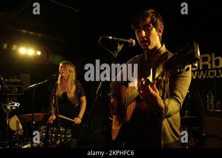 THE SLOW CLUB, EARLY GIG, 2007: Singer and guitarist Charles Watson and drummer Rebecca Lucy Taylor from the Sheffield alternative pop duo The Slow Club at Clwb Ifor Bach in Cardiff, Wales, UK during the Swn Festival on November 1, 2007. The Slow Club disbanded in 2017 and Rebecca has relaunched her career with much greater success as SELF ESTEEM. Photograph: ROB WATKINS Stock Photo