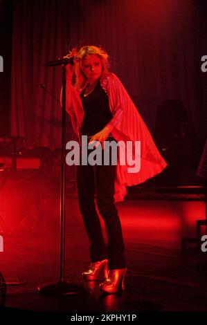 GOLDFRAPP, CARDIFF, 2006: Alison Goldfrapp at the Students' Union in Cardiff, Wales on February 1 2006. Picture: ROB WATKINS Stock Photo