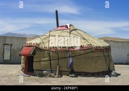 Landscape view of traditional kyrgyz felt yurt in high-altitude Alichur village on the Pamir Highway in Gorno-Badakshan, Tajikistan Stock Photo