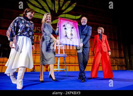 Amsterdam, Netherlands. 28th Nov, 2022. AMSTERDAM - Queen Maxima during the presentation of the Prince Bernhard Cultuurfonds Prize 2022 in the Amsterdam STRAAT museum to director Ronald Leopold (2nd r) of the Anne Frank House. The foundation receives the oeuvre prize for years of drawing attention to Anne Frank's ideas in a creative and inspiring way. ANP ROBIN VAN LONKHUIJSEN netherlands out - belgium out Credit: ANP/Alamy Live News Stock Photo