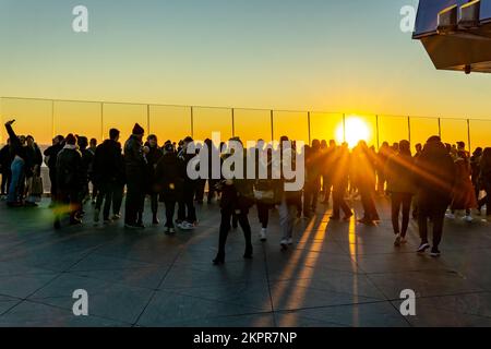 New York, NY – USA – Nov 20, 2022 Tourists enjoying the sunset from the observation deck, the 'Edge'. The Edge is a cantilevered outdoor terrace jutti Stock Photo