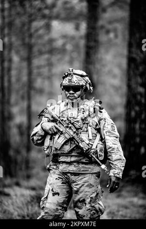Paratroopers assigned to the 3rd Battalion, 319th Field Artillery ...
