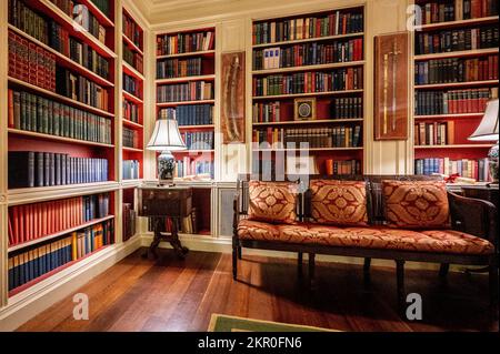 Washington, United States. 28th Nov, 2022. The Library at a preview of the holiday decorations at the White House. (Photo by Michael Brochstein/Sipa USA) Credit: Sipa USA/Alamy Live News Stock Photo